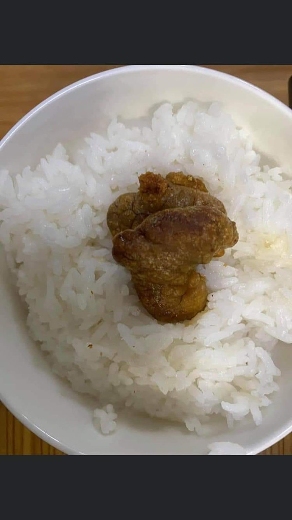 Món cơm trứng cá gây nhiều liên tưởng. Không biết chủ nhân bức ảnh có “dũng cảm” tận hưởng thành quả mình làm ra.