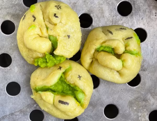 Không hổ danh thành viên “hội đoảng”, chiếc bánh trở nên méo mó, dị dạng thay vì mập mạp đáng yêu như phiên bản mẫu.