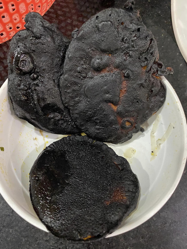 Một trong những “thảm họa” thường gặp nhất là món ăn “bóng đêm”. Kỳ công tạo hình song những chiếc bánh như này có lẽ chỉ để ngắm, rút kinh nghiệm lần sau.