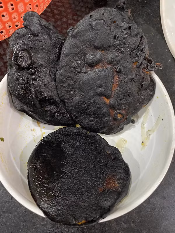 Một trong những “thảm họa” thường gặp nhất là món ăn “bóng đêm”. Kỳ công tạo hình song những chiếc bánh như này có lẽ chỉ để ngắm, rút kinh nghiệm lần sau.