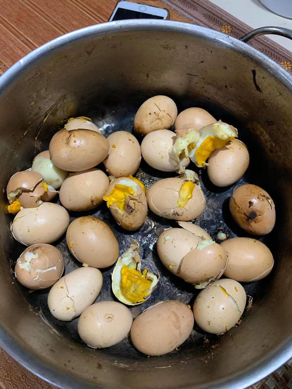 Trứng luộc tưởng chừng là món dễ triển nhất. Thật không ngờ vào tay cô gái lại “toang” như này.