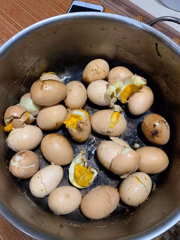 Trứng luộc tưởng chừng là món dễ triển nhất. Thật không ngờ vào tay cô gái lại “toang” như này.