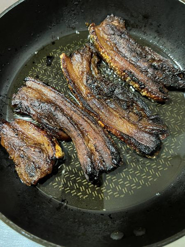 Mẹ nhờ con gái rán thịt. Vậy nhưng, cô nàng chỉ sành ăn chứ không sành làm, chiêu đãi cả nhà miếng thịt cháy đen.