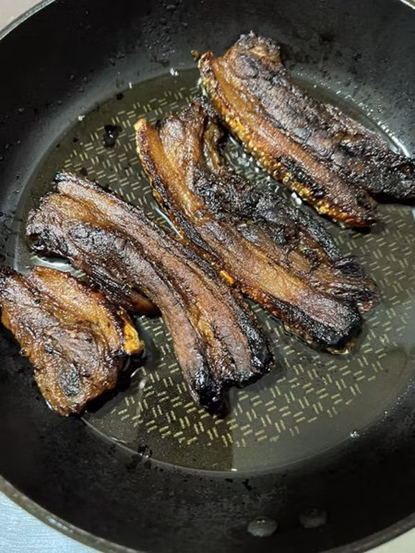 Mẹ nhờ con gái rán thịt. Vậy nhưng, cô nàng chỉ sành ăn chứ không sành làm, chiêu đãi cả nhà miếng thịt cháy đen.