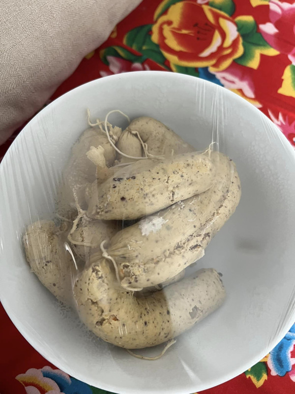 Không chú thích có lẽ khó có thể nhận ra đây là món dồi hấp. Vẻ ngoài là vậy song tác giả vẫn rất nâng niu sản phẩm của mình, cho vào bát và bọc nilong cẩn thận.