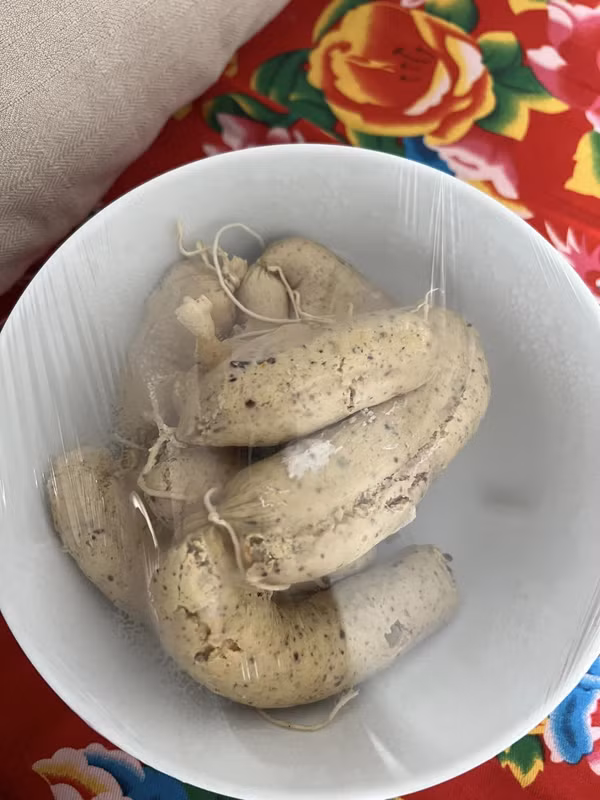 Không chú thích có lẽ khó có thể nhận ra đây là món dồi hấp. Vẻ ngoài là vậy song tác giả vẫn rất nâng niu sản phẩm của mình, cho vào bát và bọc nilong cẩn thận.