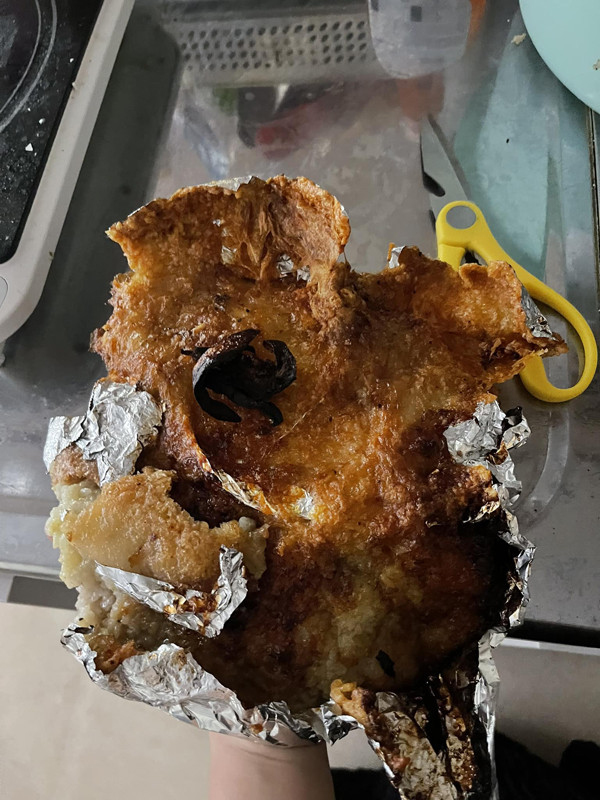 Cô gái vào bếp học làm gà bó xôi không lối thoát. Nhìn thành phẩm, có lẽ anh chồng chỉ biết “gồng mình” chịu đựng.