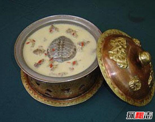 Khi nước nóng dần, rùa sẽ uống nước canh theo bản năng. Bằng cách này, gia vị sẽ đi sâu vào cơ thể con vật, từ từ ngấm vào thịt. (Ảnh: Sohu)