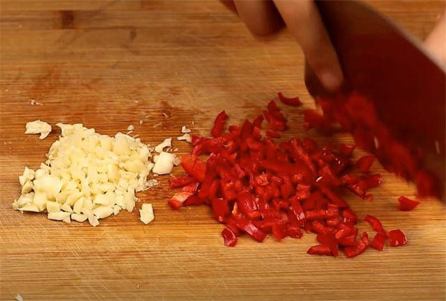 Bước 2: Chuẩn bị một ít tỏi băm nhuyễn, ớt cắt thành miếng nhỏ.