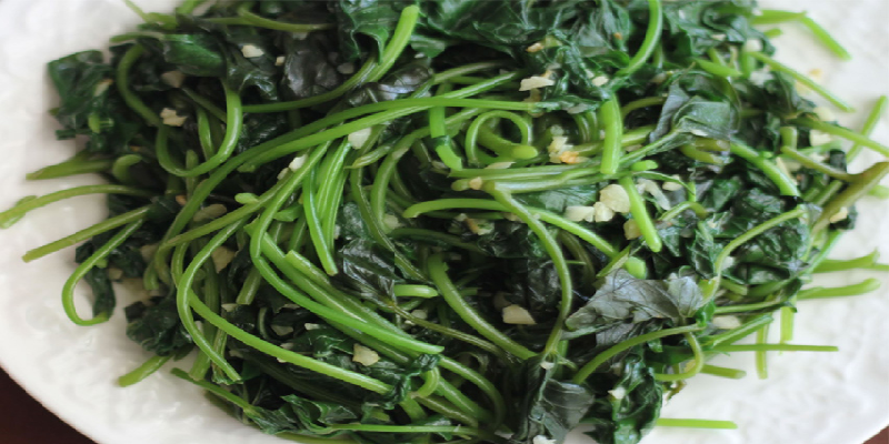 Ngoài ra, trong rau khoai cũng chứa chất caroten. Thậm chí, so với cà rốt thì caroten trong lá khoai lang còn cao hơn 1-1,5 lần. (Ảnh: sakasaka.net)