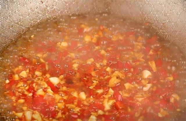 Bước 4: Đun nóng dầu trong chảo, cho tỏi băm và ớt vào. Đến khi tỏi phi có mùi thơm, bạn nêm chút muối, dầu hào và nước tương, rồi thêm chút nước; sau khi sôi thì tắt bếp.