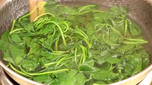 Rau khoai lang là loại rau bình dân thường thấy trong bữa ăn hàng ngày của gia đình Việt. Loại rau này có thể chế biến thành món luộc hay món xào, trộn. Ảnh: ABLW.