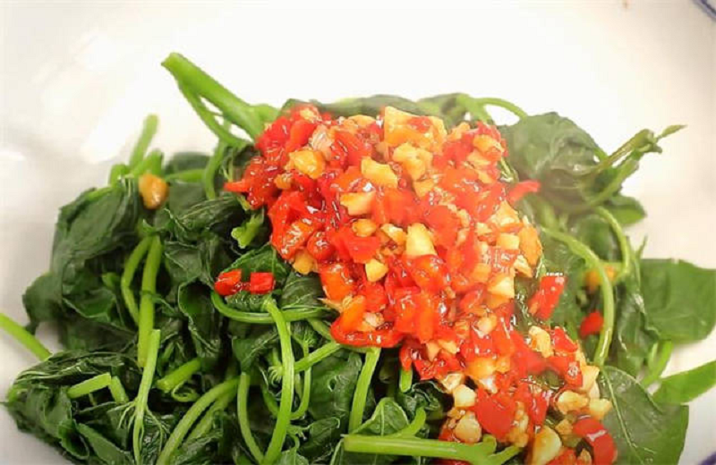 Bước 5: Đổ nước sốt lên rau khoai lang, trộn đều rồi bày ra đĩa.