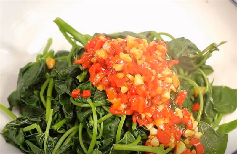 Bước 5: Đổ nước sốt lên rau khoai lang, trộn đều rồi bày ra đĩa.