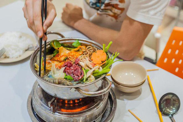 Trường hợp của Lưu (Tứ Xuyên) cũng không khá hơn. Anh làm tại công trường xây dựng. Nhận lương tháng, anh cùng đồng nghiệp mua đồ về nấu lẩu. Ăn không được bao lâu, Lưu có cảm giác chóng mặt, đau đầu. Nửa đêm, Lưu bị co giật toàn thân, sùi bọt mép. Những người xung quanh vội đưa đến viện khám. (Ảnh: Wonderful Materia Medica)