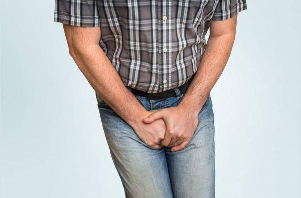 1. Mắc bệnh tuyến tiền liệt. Tuyến tiền liệt là cơ quan riêng có ở nam giới. Nếu tuyến này có vấn đề như viêm, tăng sản tuyến tiền liệt sẽ ảnh hưởng đến việc đi tiểu, gây nên chứng tiểu đêm nhiều lần. Khi bệnh chuyển nặng, bệnh nhân còn đối diện các vấn đề như tiểu nhỏ giọt, bí tiểu cấp tính, tiểu đêm ngày càng thường xuyên. (Ảnh: Sohu)