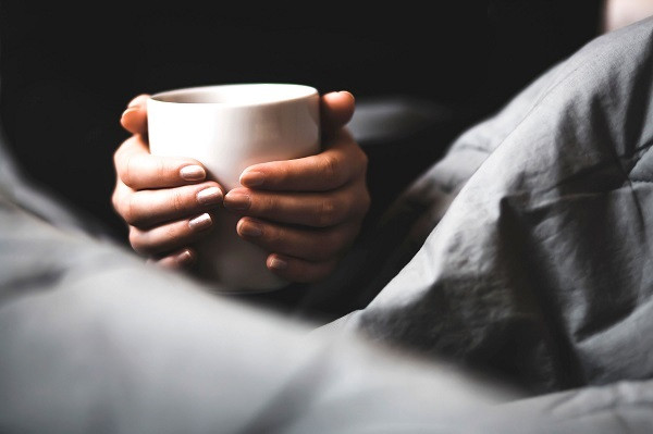 Thay đổi lối sống, cách sinh hoạt cũng góp phần cải thiện tình trạng đáng kể. Bạn nên hạn chế ăn canh rau có tính lợi tiểu; hạn chế uống quá nhiều nước, nhất là bia rượu vào buổi tối. (Ảnh minh họa)