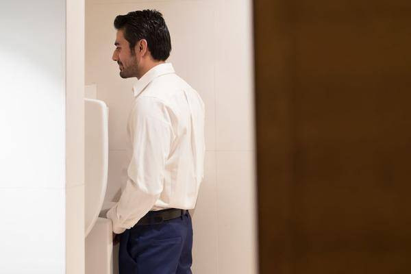 3. Bệnh thận. Mắc các bệnh về thận như bệnh cầu thận, viêm ống dẫn trứng mãn tính, chức năng cô đặc nước tiểu của thận sẽ có vấn đề. Từ đó, người bệnh sẽ đối diện với tình trạng tiểu đêm thường xuyên. Nếu không điều trị, người bệnh còn có nguy cơ đối diện bệnh tiểu đường, huyết áp cao và các bệnh chuyển hóa khác. (Ảnh: Sohu)