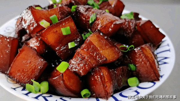 Thịt ba chỉ cắt miếng to, xào mỡ, đường phèn với ngọn lửa nhỏ để tạo màu cho thịt. Tiếp đó, cho hoa hồi, lá nguyệt quế để tạo hương. Nêm thêm nước tương, gia vị, nước lạnh rồi khuấy đều. Đun lửa nhỏ khoảng 40 phút đến khi nước sốt cô đặc thì có thể thưởng thức. (Ảnh: Aboluowang)