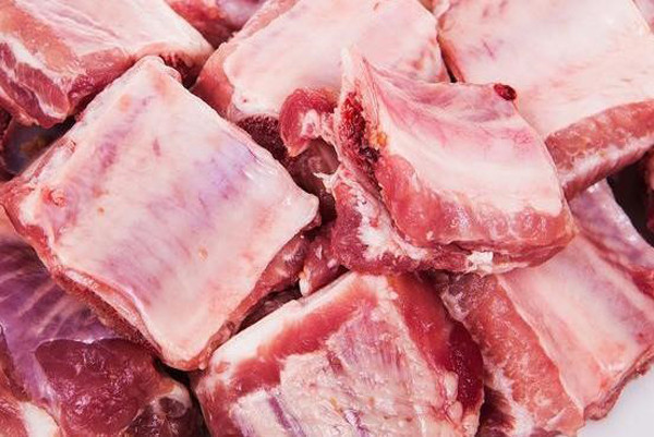 Trong số đó, sườn hấp là một trong những cách chế biến được yêu thích nhất. Nấu món này, bạn cần chuẩn bị sườn, gừng, bột bắp, đường, xì dầu, rượu nấu ăn, dầu ăn, hành lá, ớt đỏ. (Ảnh minh họa)