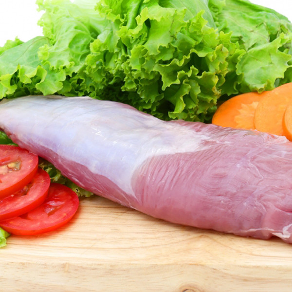 Nguyên liệu cần chuẩn bị gồm ớt xanh, thịt thăn, bột mì, gừng, muối, xì dầu, trứng gà, tinh chất gà và dầu ăn. Thịt rửa sạch, thái nhỏ. Tiếp đó, ướp thịt với muối, bột mì, xì dầu, lòng trắng trứng, dầu ăn trong vòng 10 phút. Sơ chế, thái các nguyên liệu như gừng, ớt chuông theo miếng vừa ăn. (Ảnh minh họa)