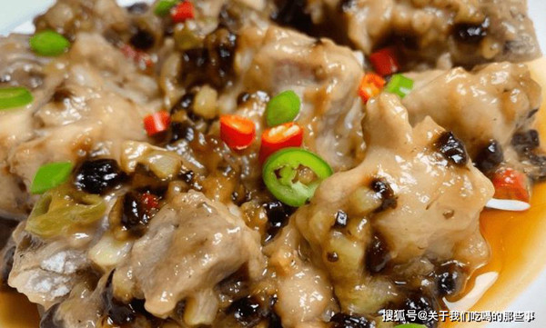 Sườn heo chặt miếng nhỏ, ngâm với nước để loại bỏ huyết đọng. Tiếp đó, ướp sườn với muối, xì dầu, rượu nấu ăn, bột bắp, gừng, dầu ăn khoảng 60 phút. Cho sườn vào tô, rải ớt thái hạt lựu lên trên rồi hấp 40 phút. Sườn chín, rắc chút hành lá là có thể dùng ngay. (Ảnh: Aboluowang)