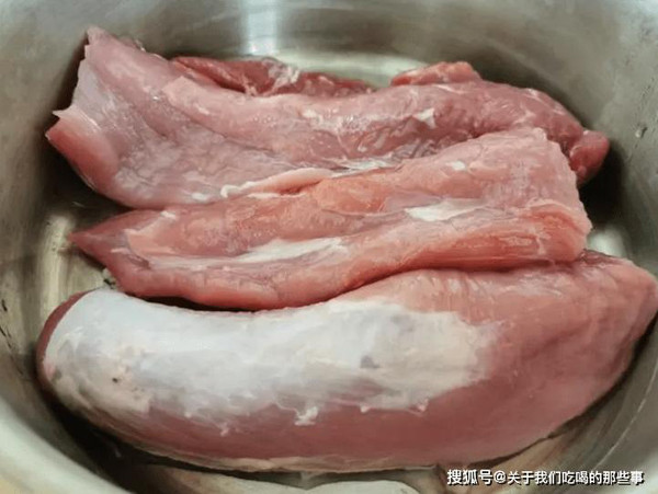 Vị trí thứ 2 - Thịt thăn. Thịt thăn có ưu điểm mềm, nhiều nạc, rất ít mỡ. Thịt thích hợp băm nhỏ nấu cháo hoặc xào theo cách dưới đây. (Ảnh: Aboluowang)