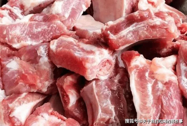 Vị trí số 1 - Sườn. Sườn là một trong những phần có giá đắt nhất trên cơ thể lợn. Sườn được đánh giá cao nhờ chứa lượng thịt mềm, nhiều dinh dưỡng, có thể chế biến theo nhiều cách như ninh, xào, nướng... (Ảnh: Aboluowang)