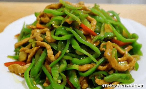 Xào thịt với dầu ăn, gừng và ớt chuông, nêm muối, xì dầu. Cuối cùng, cho bột mì và chút nước vào đun nhỏ lửa. Món ăn đạt chuẩn khi thịt chín tới, ớt xanh, nước sốt đặc mịn, mùi thơm hấp dẫn. (Ảnh: Aboluowang)