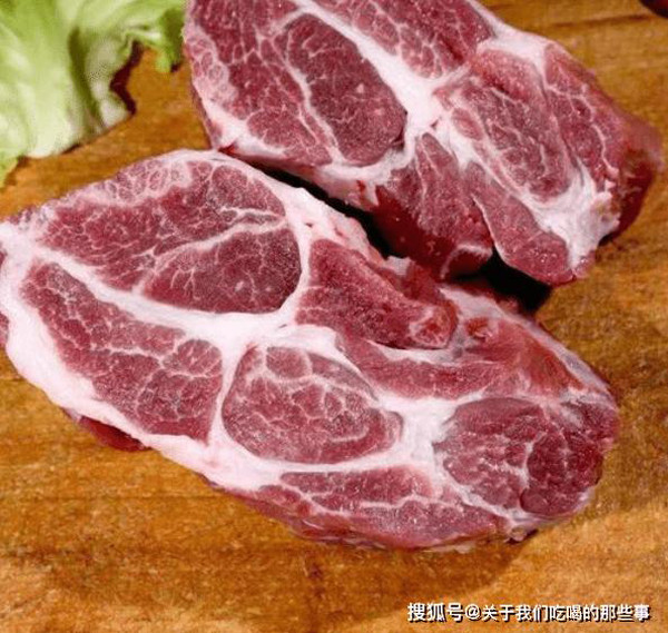 Vị trí thứ 3 - Thịt nạc vai. Thịt nạc vai có tỷ lệ nạc 90%, mỡ chỉ chiếm 10%, là một trong những phần thịt lợn ngon nhất. Ưu điểm của phần thịt này là vị thơm mềm, nấu lâu không khô. Thịt nạc vai thích hợp chế biến món chiên, rán, quay. Nhược điểm của thịt nạc vai là số lượng khá ít so với các phần khác, mỗi con chỉ có khoảng 0,5-1kg, giá thành cao. (Ảnh: Aboluowang)