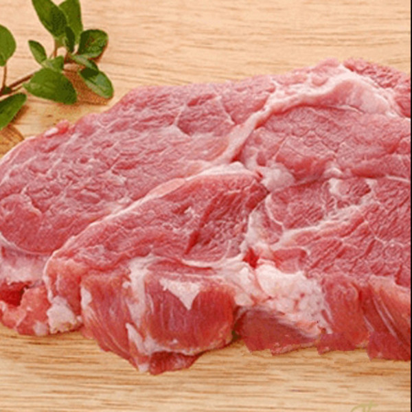 Thịt nạc vai thích hợp làm món nướng. Khi chế biến, bạn nên chuẩn bị thịt, gừng, tỏi, nước sốt nướng thịt và mật ong. Thịt sau khi rửa sạch cắt thành miếng nhỏ, dùng nĩa chọc lỗ trên bề mặt để gia vị dễ ngấm. Tiếp đó, ướp thịt với gừng tỏi băm nhỏ, nước sốt nướng thịt... Dùng màng thực phẩm bọc lại, đợi gia vị ngấm. (Ảnh minh họa)