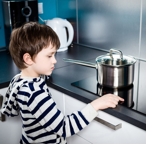 5. Gia tăng hành động chấp nhận rủi ro. Đánh nhau, tham gia các môn thể thao mạo hiểm, trốn học... là các triệu chứng của hành vi chấp nhận rủi ro. (Ảnh: Brightside)