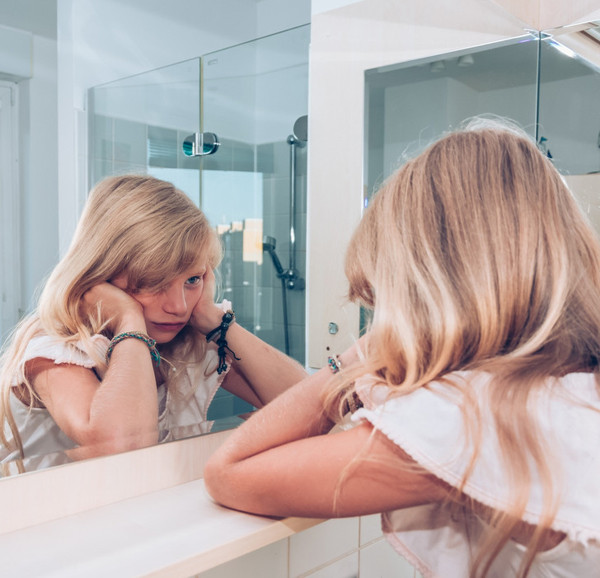 2. Không quan tâm đến ngoại hình. Ai cũng yêu cái đẹp và trẻ nhỏ cũng vậy. Việc quan tâm đến ngoại hình của trẻ không hoàn toàn giống người lớn. Nó đơn giản là hành động khiến không gian riêng trở nên ngăn nắp, vẻ ngoài sạch sẽ, gọn gàng hơn. (Ảnh: Brightside)