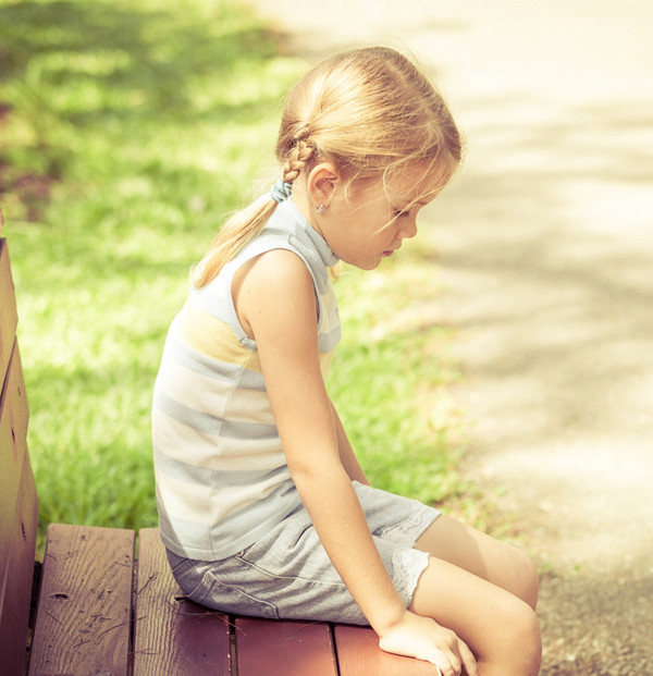 3. Lảng tránh người thân và bạn bè. Trẻ nhỏ luôn muốn được yêu thương nên có xu hướng gần gũi người chăm sóc, bố mẹ và bạn bè. Nếu trẻ đột ngột lảng tránh người thân, bạn bè, bỏ học... thì bố mẹ nên tham khảo ý kiến chuyên gia. (Ảnh: Brightside)