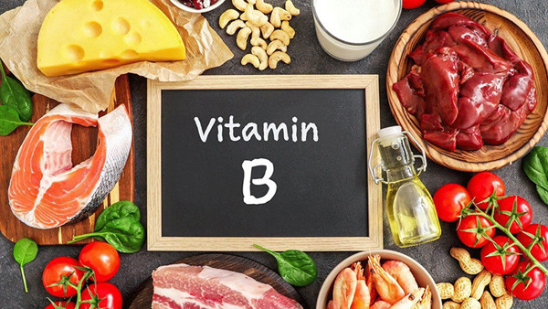Vitamin B. Vitamin nhóm B tham gia vào quá trình đồng hóa và dị hóa trong cơ thể. Tuy vậy, bổ sung lượng lớn vitamin B không có lợi mà còn gây hại. Cụ thể, dư thừa vitamin B khiến cơ thể đối diện tình trạng mệt mỏi, khó chịu, ngứa và rát da. (Ảnh minh họa)