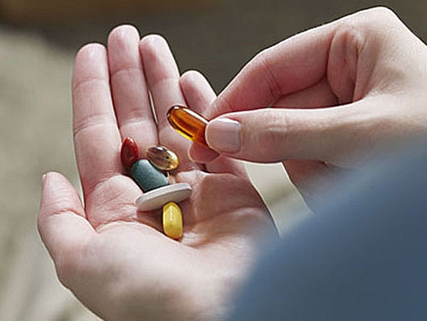 Thời gian đầu, ông Trần uống 1 lần/ngày không thấy hiệu quả nên tự ý tăng liều lên 8 lần/ngày. Kết quả là tình trạng không khá lên, sức khỏe ông Trần ngày càng giảm sút, chán ăn, cơ thể suy nhược, da vàng, nước tiểu vàng sậm nên người nhà vội đưa đến viện khám. (Ảnh minh họa)