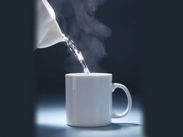 Một cốc nước ấm giúp tăng cường trao đổi chất và thải độc tố ra khỏi cơ thể, đồng thời giúp đi ngoài tốt hơn. Ảnh: Boldsky