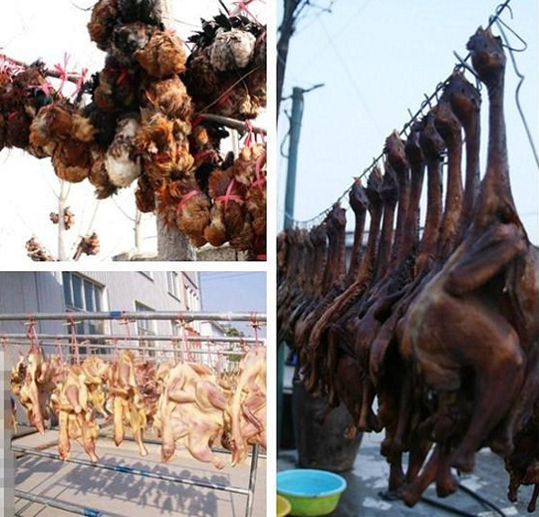 Theo đó, nguyên liệu chính của món ăn là những chú gà còn sống. Đầu bếp sẽ không cắt tiết, nhổ lông giống như bình thường mà dùng dao rạch một khoảng nhỏ ở bụng, nhanh tay rút hết nội tạng, quét đều gia vị, nước sốt và thảo mộc cùng một số nguyên liệu bí mật đã được chuẩn bị sẵn rồi khâu lại.