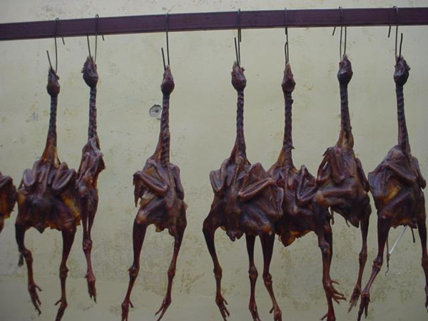  “Gà hong gió” tên phiên âm tiếng Trung là Fengganji, có nguồn gốc từ thời Tam Quốc. Theo một số ghi chép, Tôn Quyền muốn lôi kéo Lưu Bị nên gả em gái Tôn Thượng Hương cho ông ta. Làm vợ, Tôn Thượng Hương rất quan tâm đến chồng, biết Lưu Bị thích ăn thịt gà nên nàng Tôn sáng tạo và chế biến nhiều món ngon từ gà để chiều lòng phu quân. Trong số đó, “gà hong gió” là món được Lưu Bị đặc biệt yêu thích. (Ảnh: Internet)