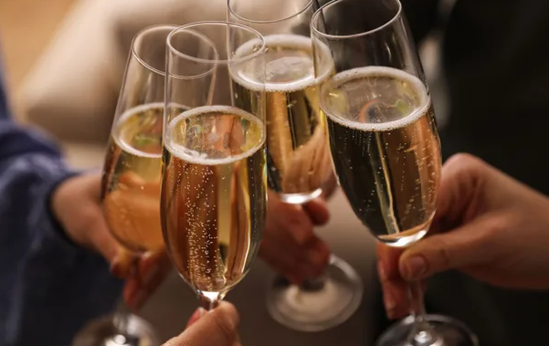 Rượu vốn là một yếu tố nguy cơ độc lập gây tăng huyết áp. Vì vậy, dù theo quan điểm nào thì người bị tăng huyết áp cũng nên kiêng rượu bia hoàn toàn. Ảnh: Shutterstock.