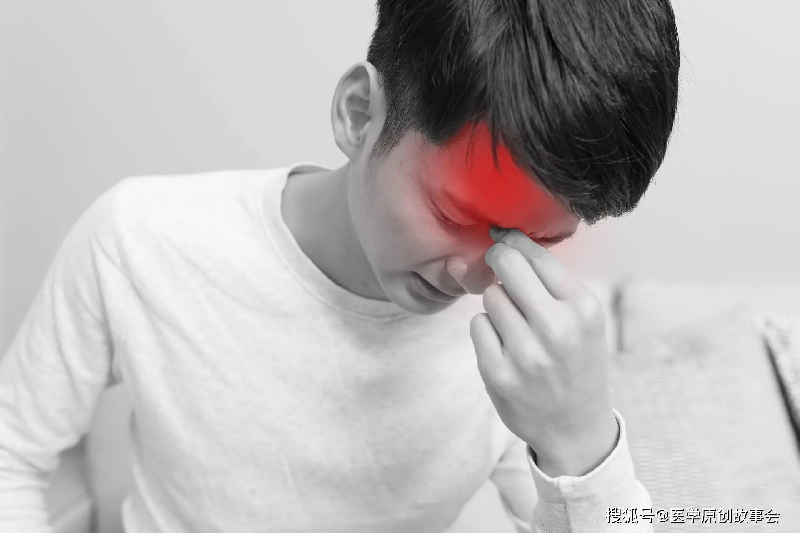 Đầu tiên là đau đầu. Khi ung thư phổi di căn lên đầu dễ gây tăng áp nội sọ dẫn đến phù não, sau khi kích thích màng não sẽ gây đau đầu. (Ảnh: ABLW)