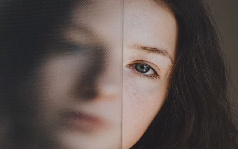 Nhìn mờ. Khi ung thư phổi di căn lên đầu, áp lực nội sọ tăng lên sẽ gây phù gai thị, từ đó dẫn đến hiện tượng mờ mắt. (Ảnh: Healthline)