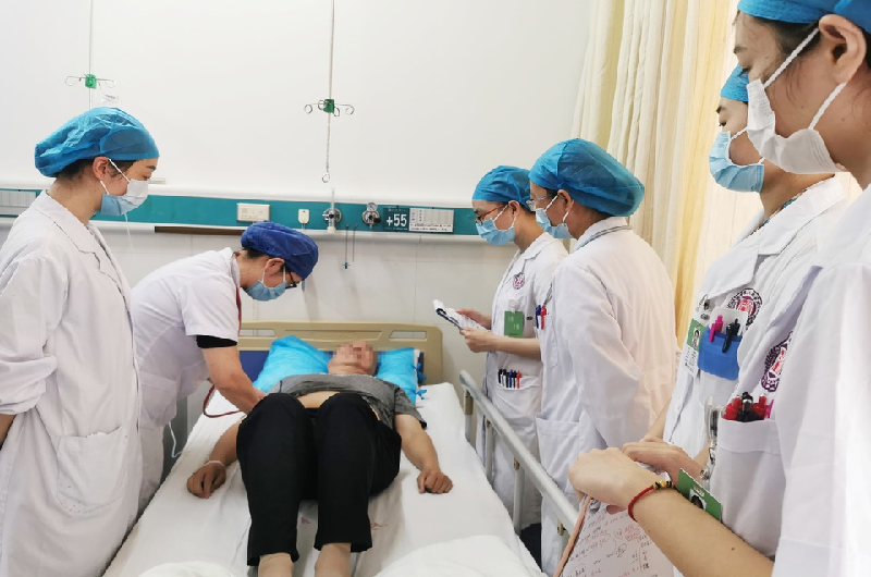 Một người đàn ông 65 tuổi ở Trung Quốc bị đau vùng thượng vị tái phát trong vòng 1 năm, biểu hiện là đau quặn thắt, ợ chua, nấc cụt và nuốt đau sau khi ăn. Sau một thời gian tự điều trị thuốc do nghĩ bị viêm dạ dày, ông đã đi khám và được chẩn đoán bị trào ngược dạ dày – thực quản. (Ảnh: ABLW)