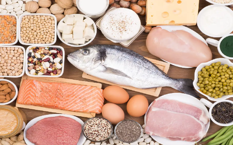 Ngoài những thực phẩm nêu trên, chuyên gia dinh dưỡng cũng khuyến nghị bạn nên cung cấp cho cơ thể đủ chất protein tốt. Thay vì ăn quá nhiều thịt đỏ, bệnh nhân ung thư có thể hấp thụ protein từ thịt trắng như thịt gà, vịt, cá hoặc từ thực vật như sữa đậu nành, đậu phụ,… (Ảnh: photka/Getty Images)