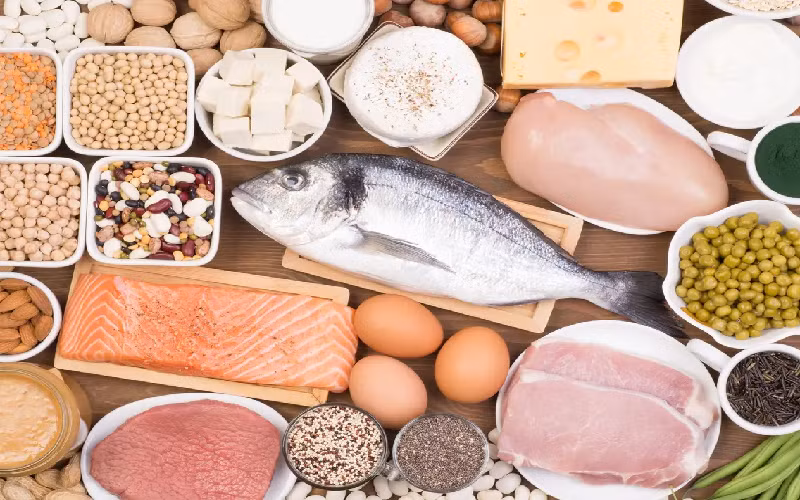 Ngoài những thực phẩm nêu trên, chuyên gia dinh dưỡng cũng khuyến nghị bạn nên cung cấp cho cơ thể đủ chất protein tốt. Thay vì ăn quá nhiều thịt đỏ, bệnh nhân ung thư có thể hấp thụ protein từ thịt trắng như thịt gà, vịt, cá hoặc từ thực vật như sữa đậu nành, đậu phụ,… (Ảnh: photka/Getty Images)