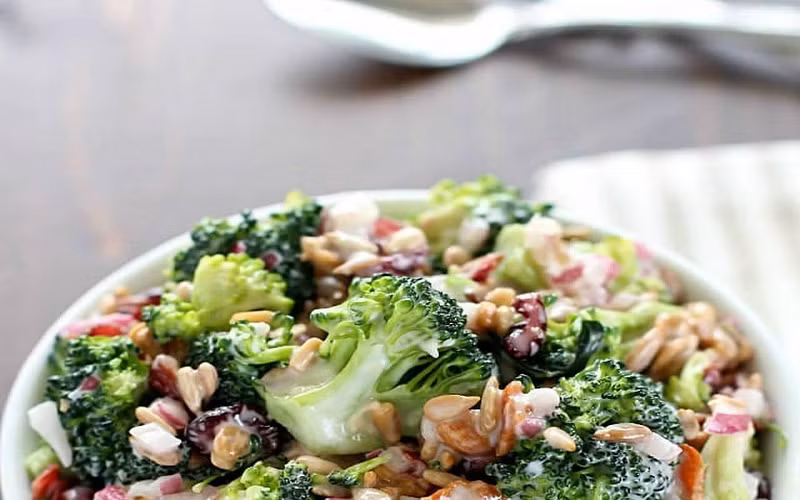 Ngoài ra, nấu các loại rau củ này đúng cách có thể giảm 52% chất gây ung thư. Tốt nhất nên luộc (có thể cho thêm chút dầu ăn để hấp thụ tốt các hợp chất trong rau), hấp, xào. Nấu ở nhiệt độ trung bình-thấp để không phá hủy chất xơ của rau cũng như lutein, caroten - giúp chống oxy hóa. (Ảnh: yummly)