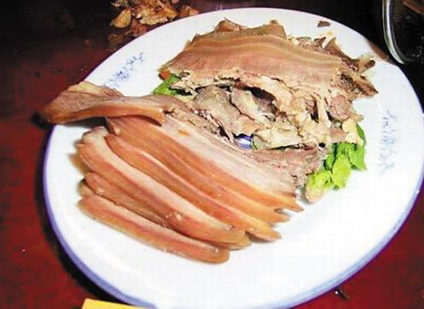 Y học hiện đại cho rằng thịt lừa mang lại tác dụng phòng bệnh và chăm sóc sức khỏe cho người xơ cứng động mạch, bệnh tim và cao huyết áp. Trong khi đó, Trung y quan niệm thịt lừa có tác dụng dưỡng huyết, dưỡng khí, có lợi cho người khí huyết không đủ.