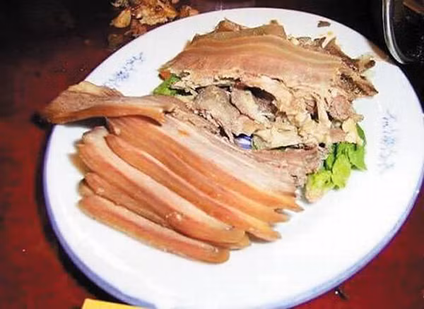 Y học hiện đại cho rằng thịt lừa mang lại tác dụng phòng bệnh và chăm sóc sức khỏe cho người xơ cứng động mạch, bệnh tim và cao huyết áp. Trong khi đó, Trung y quan niệm thịt lừa có tác dụng dưỡng huyết, dưỡng khí, có lợi cho người khí huyết không đủ.