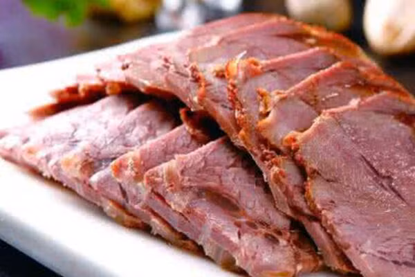 Có thể nói, cả y học cổ truyền và hiện đại đều công nhận lợi ích sức khỏe của thịt lừa. Vậy nhưng, món lừa “tùng xẻo” nổi tiếng thơm ngon lại bị cấm ở Trung Quốc bởi cách chế biến tàn nhẫn.