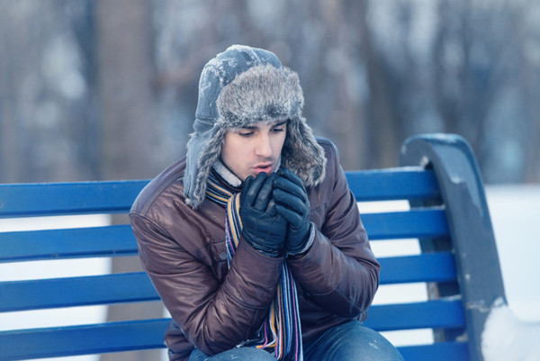 Tập trung giữ ấm vùng đầu. Nhiều người nhầm tưởng 45-50% lượng nhiệt được thoát ở vùng đầu nên chỉ tập trung giữ ấm phần này. Thực tế, lượng nhiệt thoát ra từ đầu chỉ chiếm 7%, bạn nên chú ý giữ ấm toàn bộ cơ thể để đảm bảo sức khỏe. (Ảnh: Brightside)